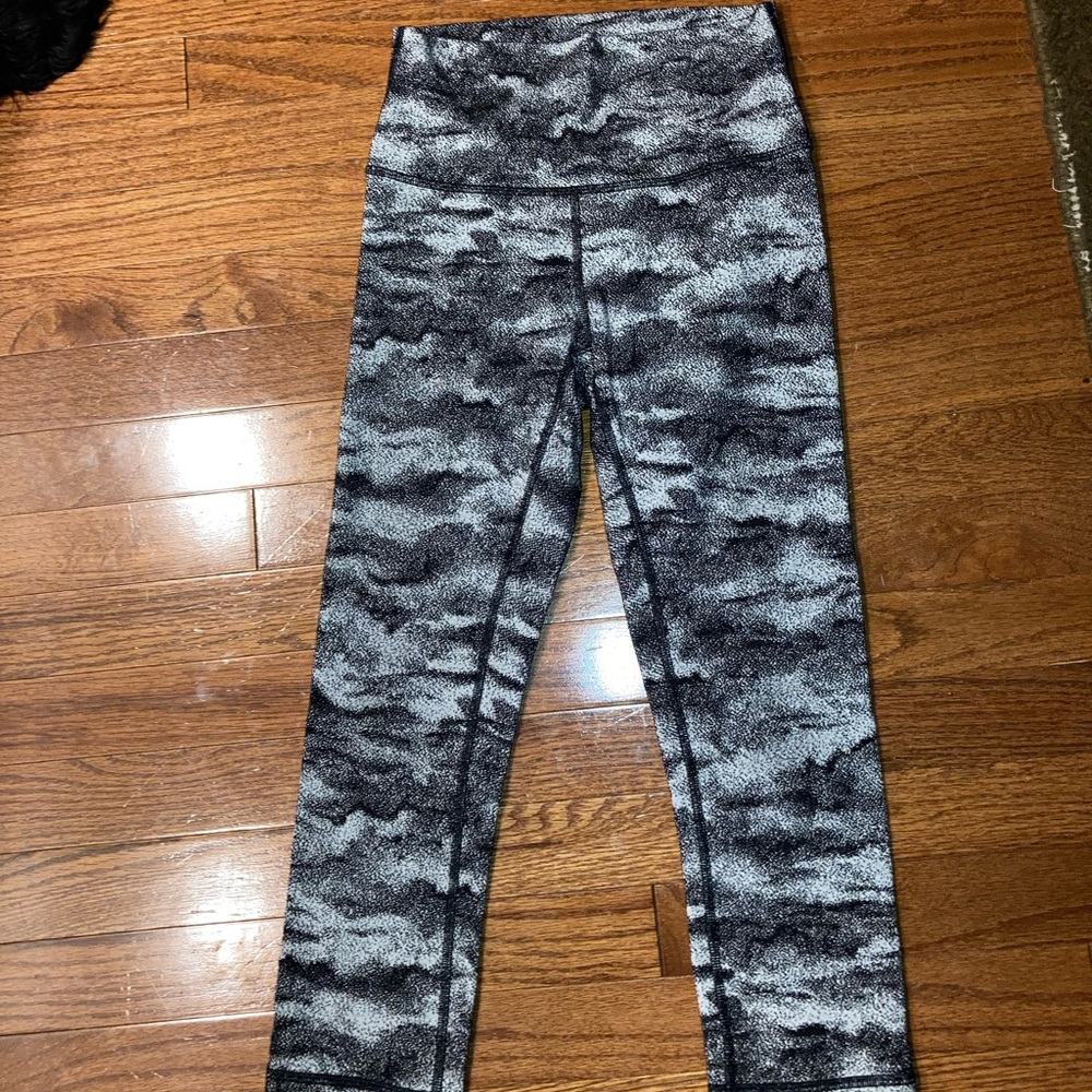 Lululemon Crop, size 4!
